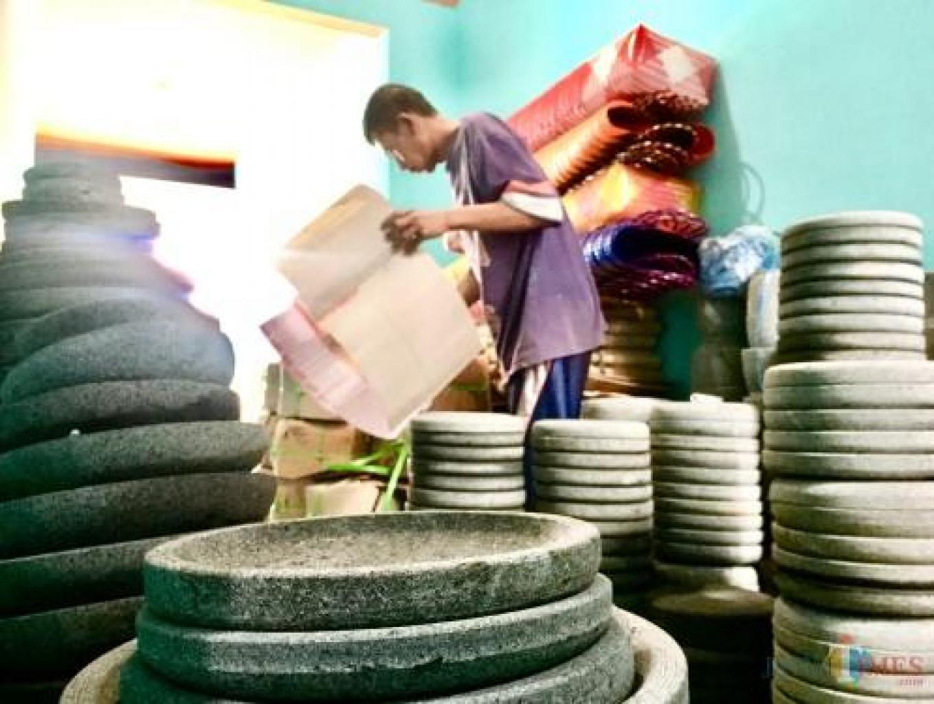 Seni Pembuatan alat-alat dapur bahan dasar Batu dan Kayu,